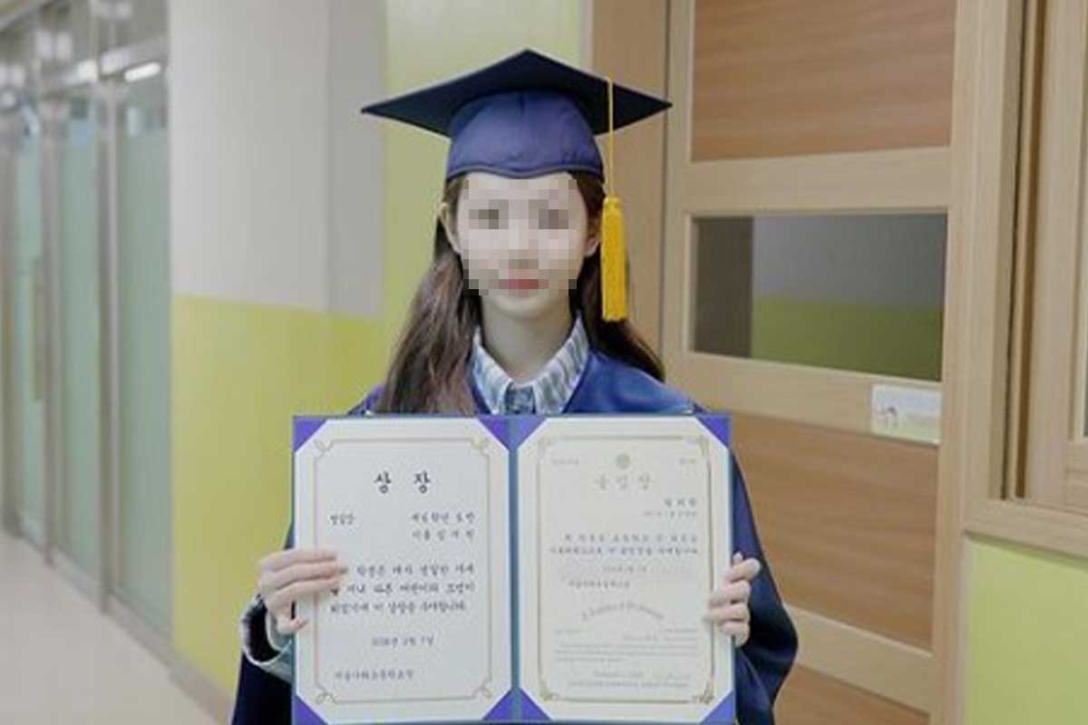 The youngest member of a new girl group who just graduated from